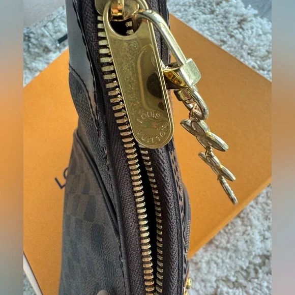 🤎 Louis Vuitton Thames GM – Damier Ebene – Red Interior - Picture 10 of 15